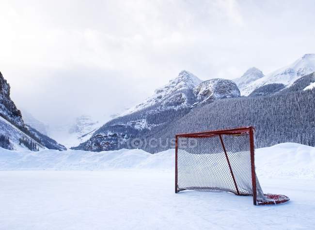 Objetivo de hockey en lago congelado - foto de stock