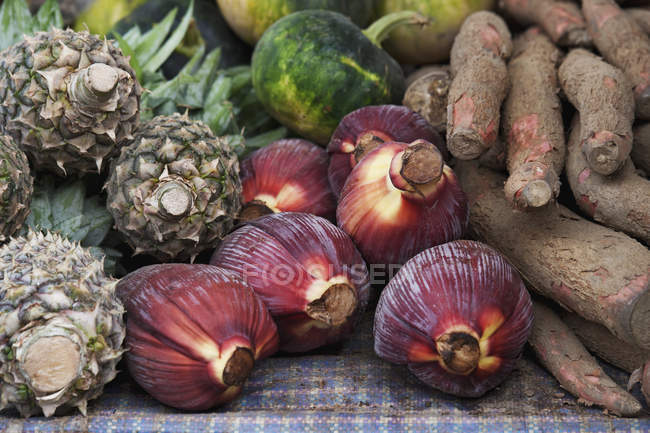 Разнообразие овощей на столе — стоковое фото