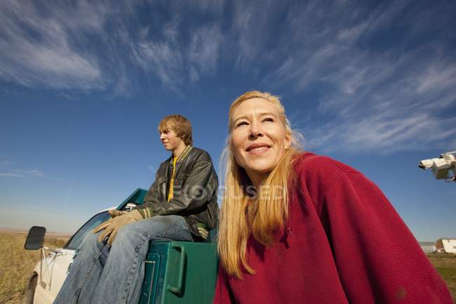 Мужчина и женщина сидят и разговаривают на заднем сиденье грузовика в Альберте, Канада — стоковое фото