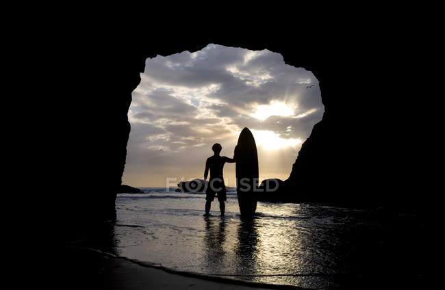 Surfista dentro la grotta — Foto stock