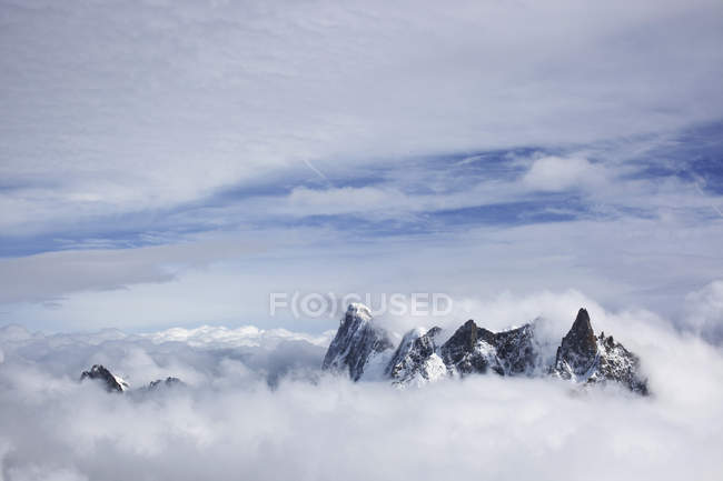 Горные вершины над облаками — стоковое фото