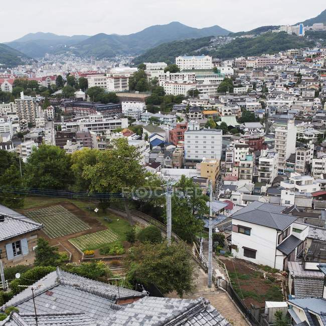 Ciudad y montañas; Nagasaki - foto de stock