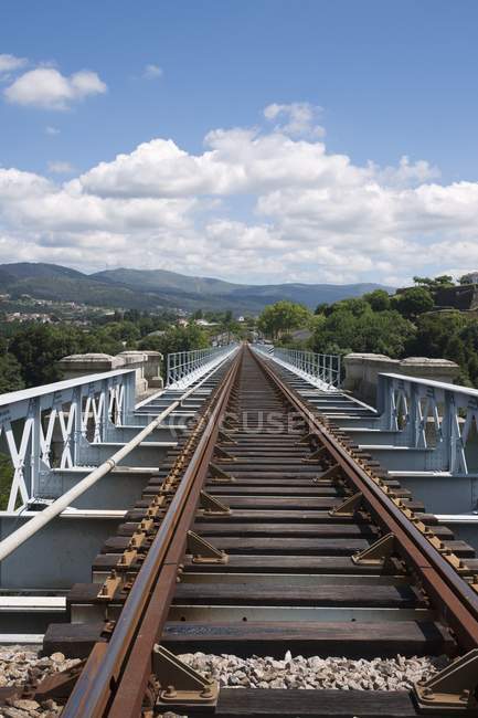 Железнодорожные пути на вершине Эйфелева моста — стоковое фото