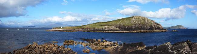 Küste mit Hügel in Irland — Stockfoto