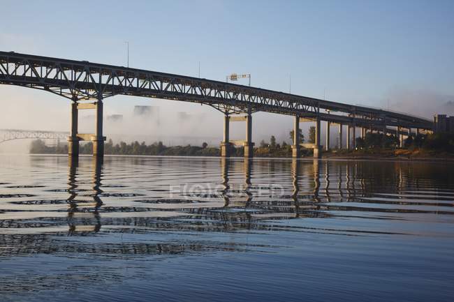 Puente que cruza río - foto de stock