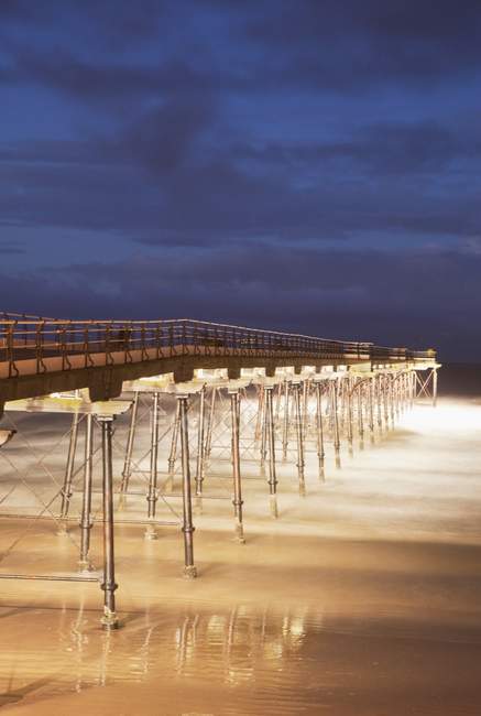 Saltburn Pier sobre praia de areia — Fotografia de Stock