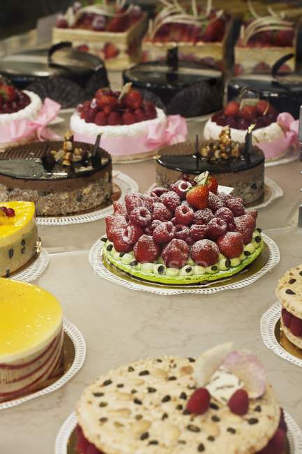Gâteaux décoratifs exposés — Photo de stock