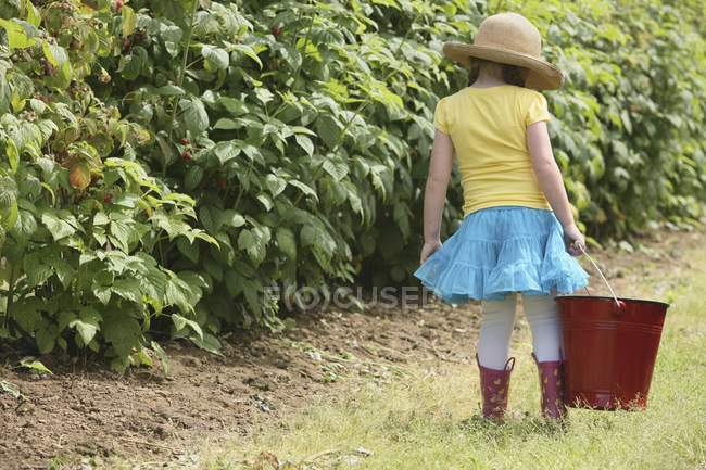 Menina vestindo botas de borracha — Fotografia de Stock