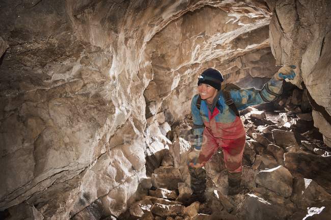 Женщина-атлет, изучающая пещеру в Ферни, Британская Колумбия, Канада — стоковое фото