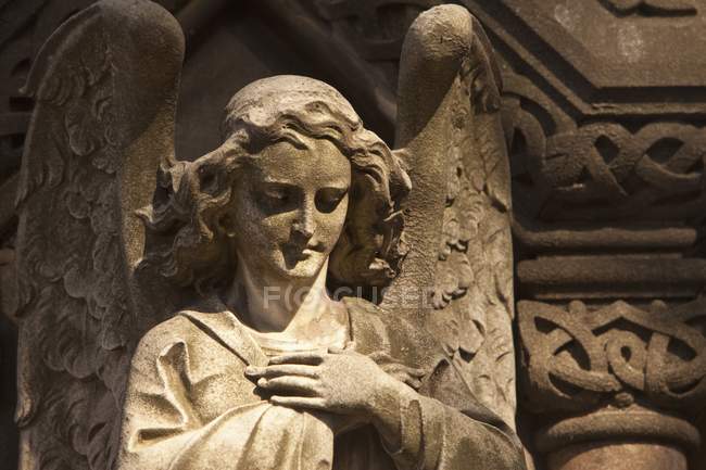 Кам'яна статуя ангела — стокове фото