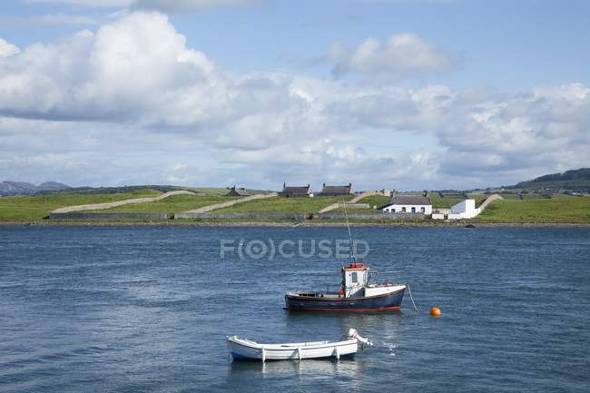 Лодки в Sligo Harbour; Rosses Point, County Sligo, Ирландия — стоковое фото