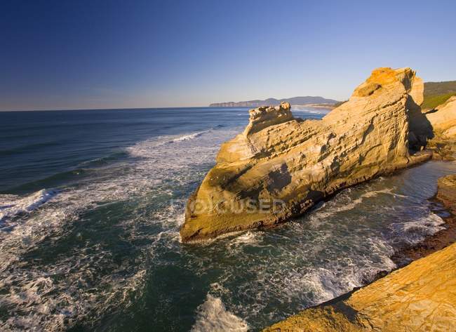 Вид на скалы в воде — стоковое фото