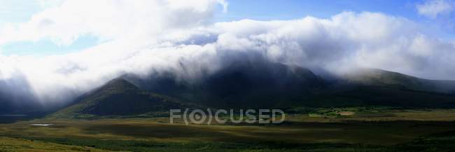 Monte Brandon nella nebbia vicino a Dingle — Foto stock