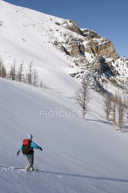 Frau läuft in Schneeschuhen — Stockfoto
