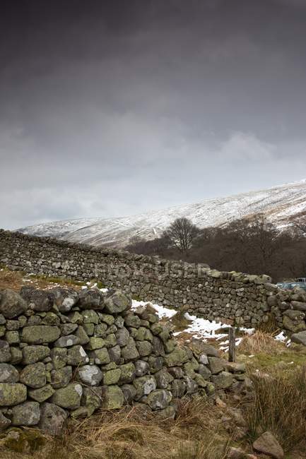 Mur de pierre avec neige — Photo de stock