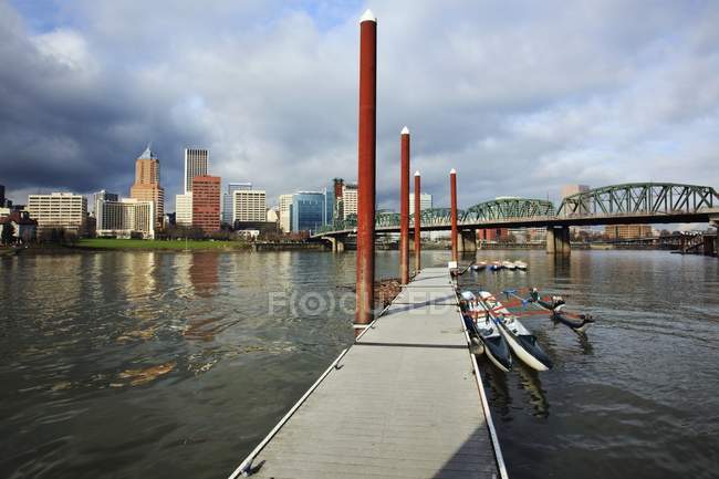Bateaux amarrés sur la jetée sur la rivière Willamette — Photo de stock