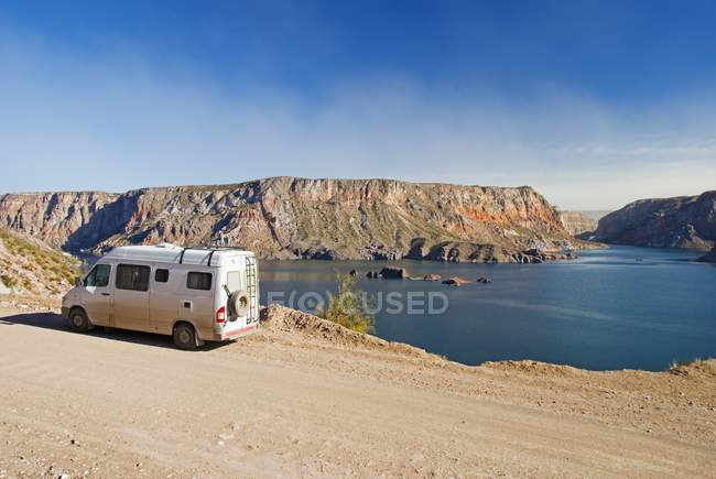Camper Van estacionado ao lado do lago — Fotografia de Stock