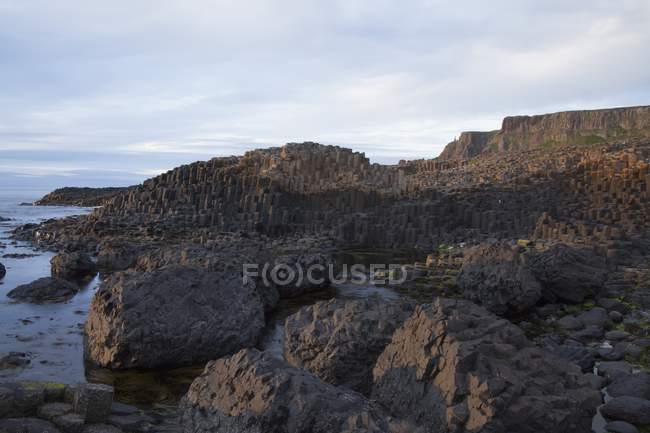 Colunas de Basalto Natural e formações rochosas — Fotografia de Stock