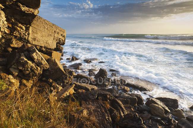 Кам'янистий пляж бункер ; — стокове фото