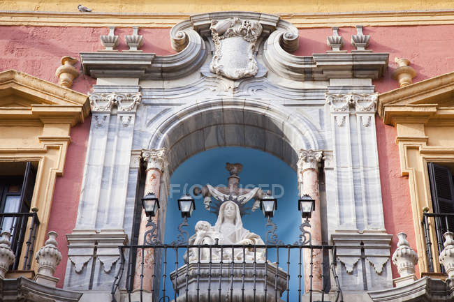 Edificio con fachada ornamentada - foto de stock