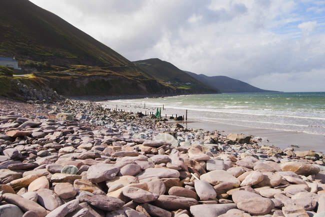 Скелі на пляжі і вид на берегову лінію — стокове фото