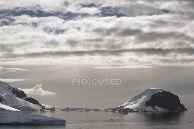 Montanhas e icebergs ao ar livre — Fotografia de Stock
