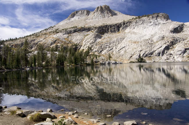 Maio lago no parque nacional de Yosemite — Fotografia de Stock