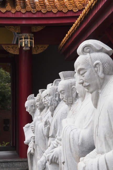 Statues de Confucius dans un sanctuaire — Photo de stock