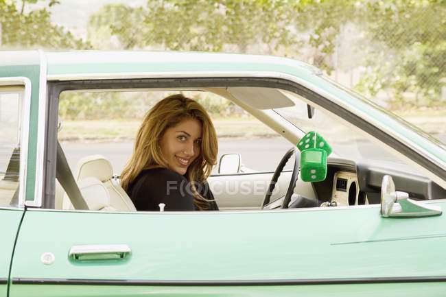 Frau sitzt im Auto — Stockfoto