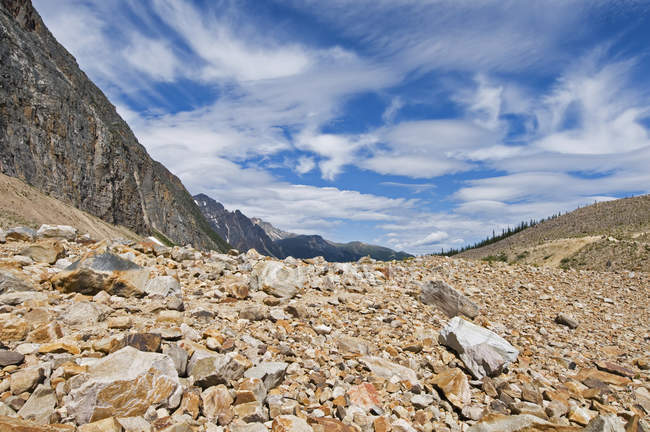 Terreno rocoso en montañas rocosas canadienses - foto de stock