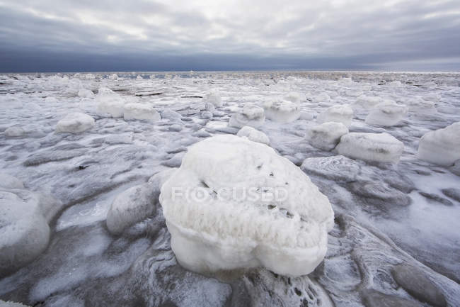 Roccia ricoperta di ghiaccio lungo le rive della baia di Hudson — Foto stock
