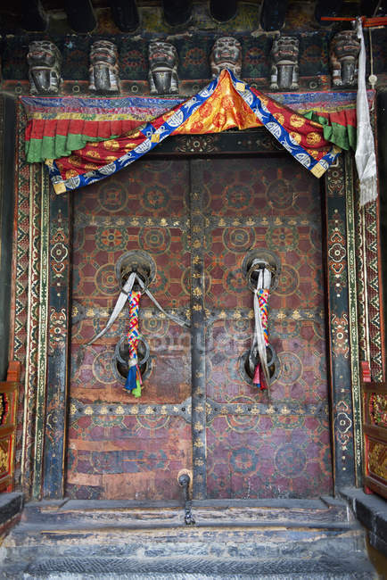 Puertas coloridas adornadas en el templo de jokhang - foto de stock