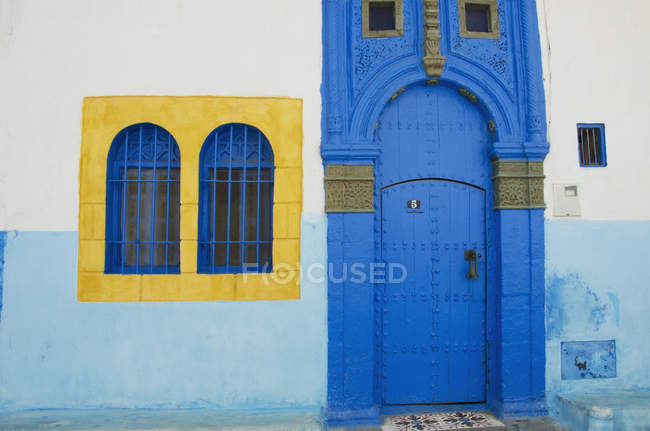 Окрашены-синяя, дверь — стоковое фото