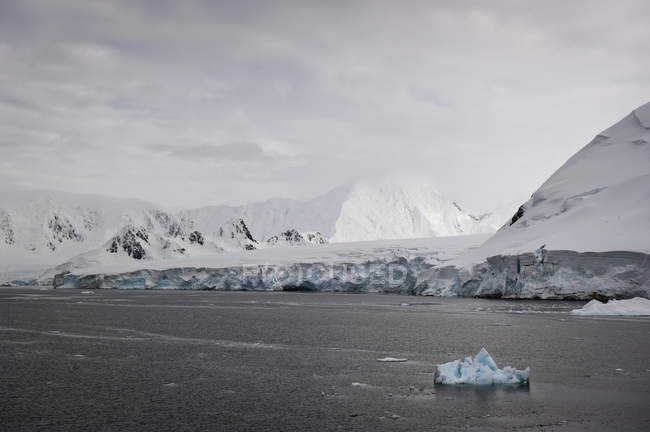 Icebergs along coastline — Stock Photo