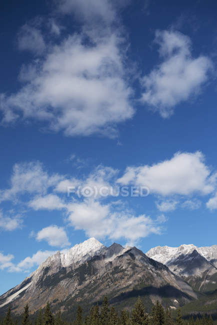 Las escarpadas montañas rocosas canadienses - foto de stock