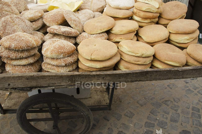 Bread for sale on old cart with wheels — Stock Photo