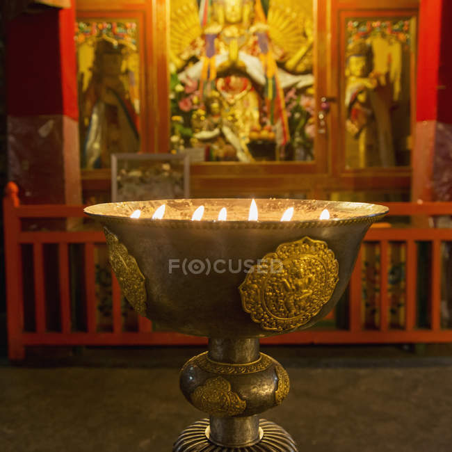 Bougies brûlant dans le monastère de drepung — Photo de stock
