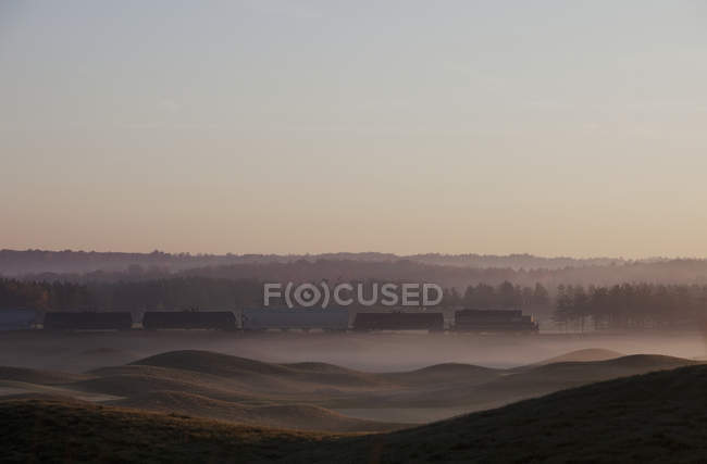 Güterzug im Nebel — Stockfoto