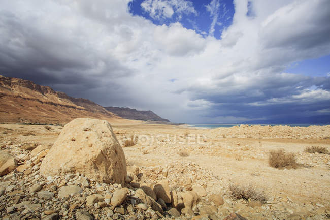 Rocas sobre un paisaje árido - foto de stock