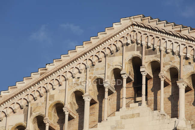 Arquitetura romanesca e de telhados — Fotografia de Stock