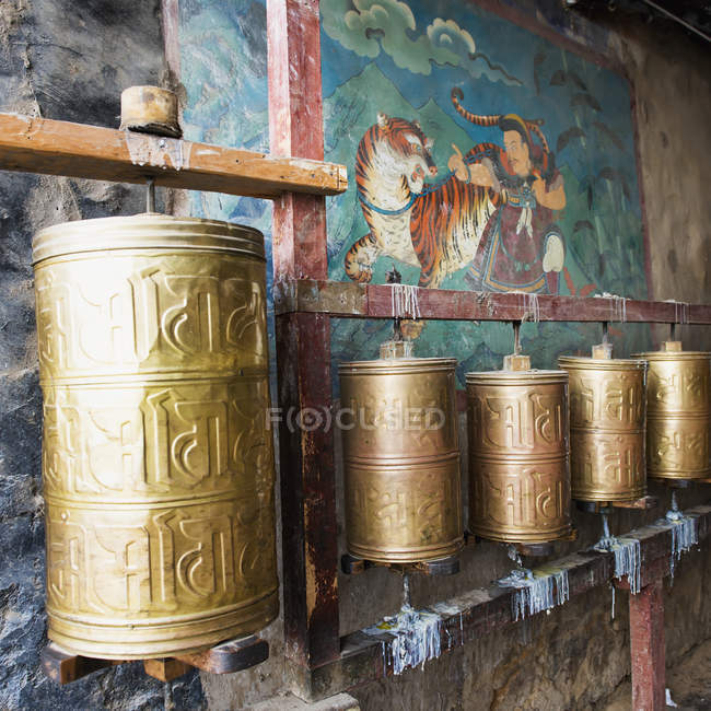 Objetos de bronze redondos no mosteiro — Fotografia de Stock