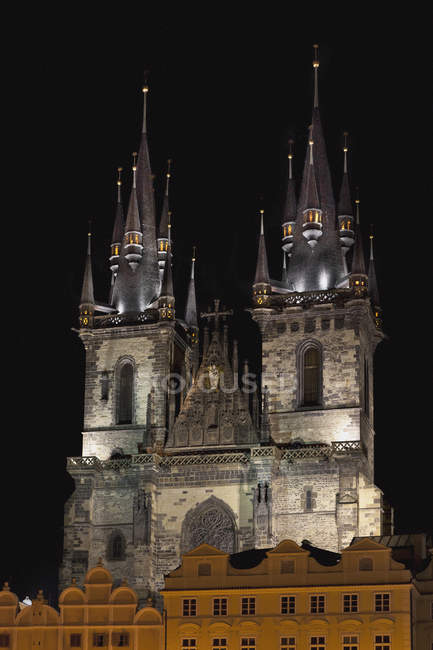 Церковна будівля з двома вежами — стокове фото
