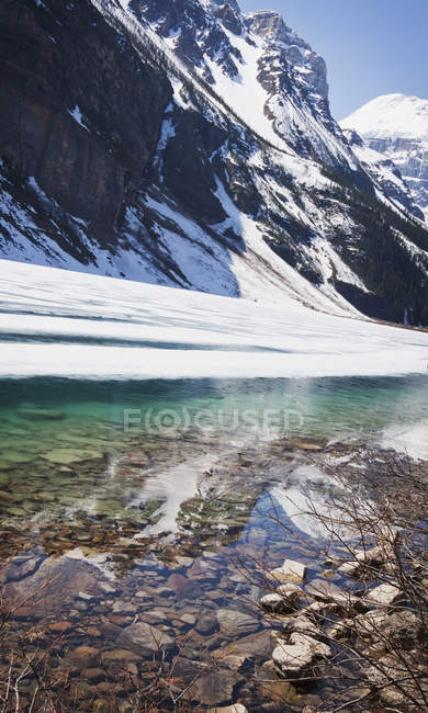 Lac Louise dans la chaîne de montagnes rocheuses d'Alberta — Photo de stock
