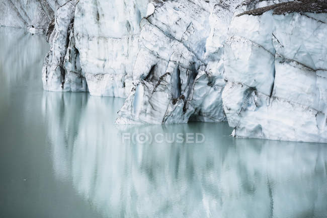 Acantilado de hielo reflejado en lago glacial, parque nacional de jaspe, alberta, canada - foto de stock