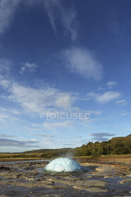 Geysir remontant du sol — Photo de stock