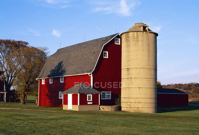 Grange rouge et silo — Photo de stock