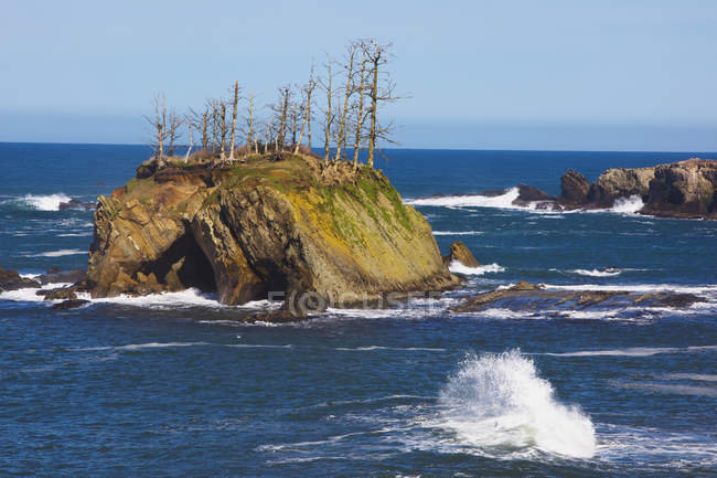 Скельні утворення на березі акрів природного парку — стокове фото