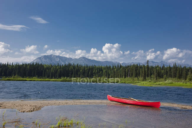 Canoa rossa sulla riva del lago di Byers — Foto stock