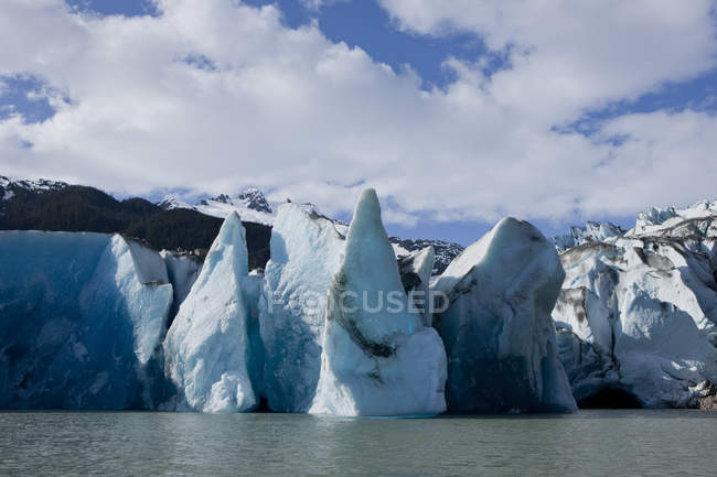 Vue panoramique du terminus du glacier Mendenhall et du lac Mendenhall dans la forêt de Tongass en Alaska près de Juneau, sud-est de l'Alaska, été — Photo de stock