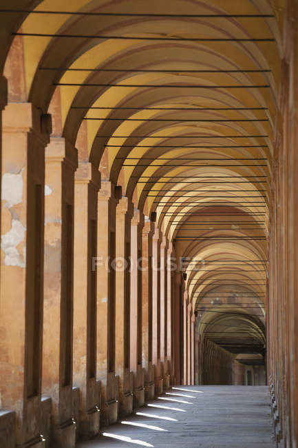 Старые арочные колоннады — стоковое фото